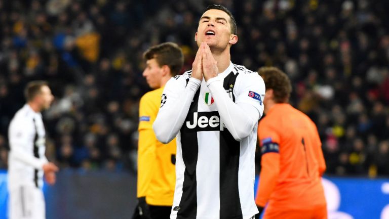 Cristiano Ronaldo se lamenta tras fallar una opción clara de gol con la Juventus
