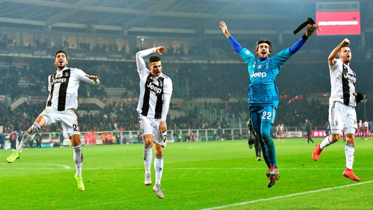 Jugadores de la Juventus celebran el triunfo en el Derbi de Turín