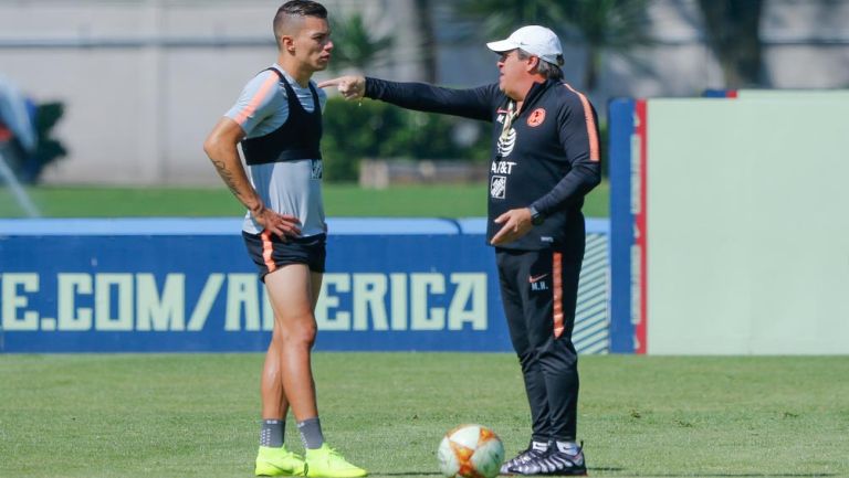 Mateus Uribe recibe instrucciones de Miguel Herrera