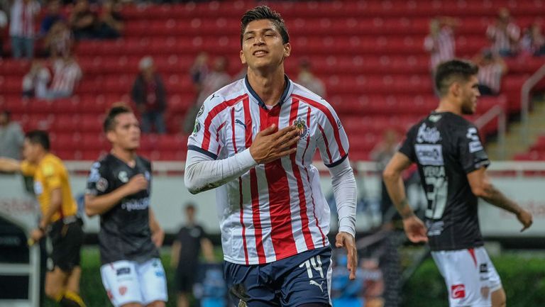 Zaldívar celebra un gol con Chivas