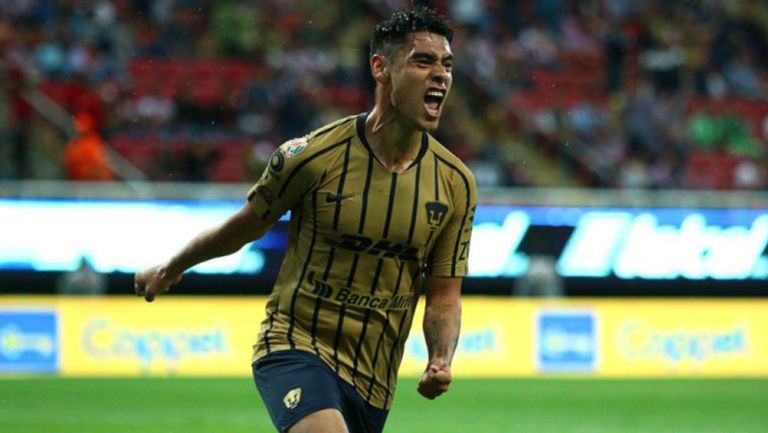 Felipe Mora celebra un gol con Pumas