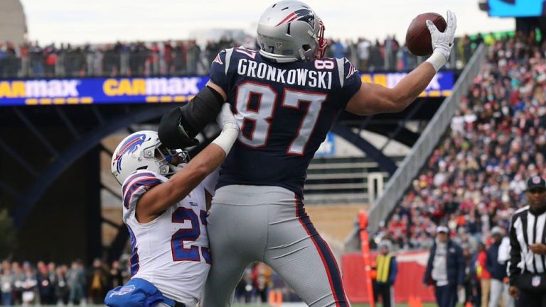Gronkowski atrapa un pase contra Bills