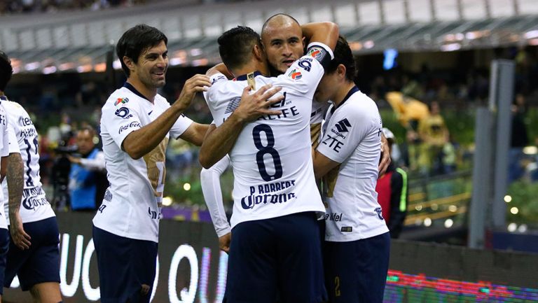 Carlos González festeja un gol contra América