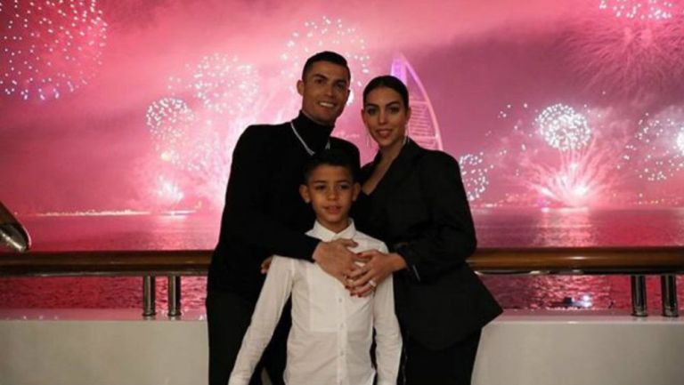 CR7 posa junto con su pareja e hijo en Dubai