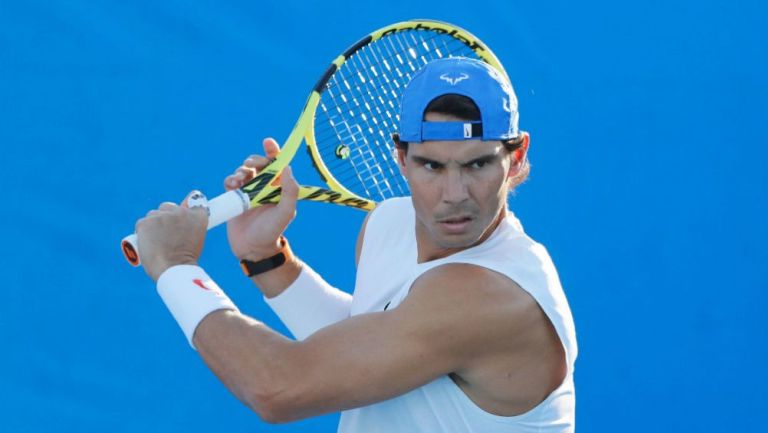 Nadal, listo para golpear una bola en Brisbane, Australia