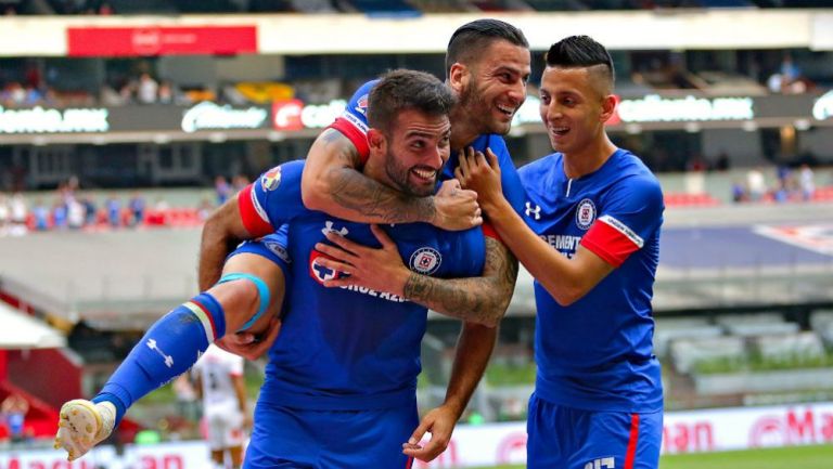 Caute, Mendez y Alvarado festejan un gol de La Máquina en el A2018