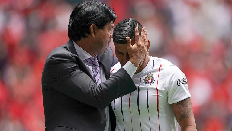 José Cardozo abraza a Carlos Salcido durante un juego de Chivas