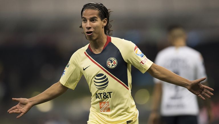 Diego Lainez celebra gol con América