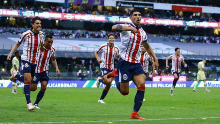 Pulido y jugadores de Chivas celebran una anotación