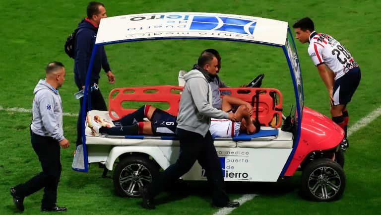 Dieter Villalpando abandona el terreno de juego tras lesión