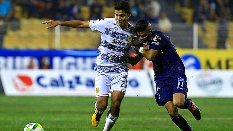 Diego Barbosa y Michelle Benítez disputan el balón