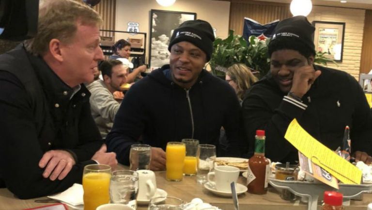 Roger Goodell regalando boletos para el Super Bowl LIII