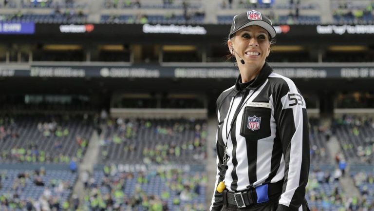 Sarah Thomas en un partido de NFL 