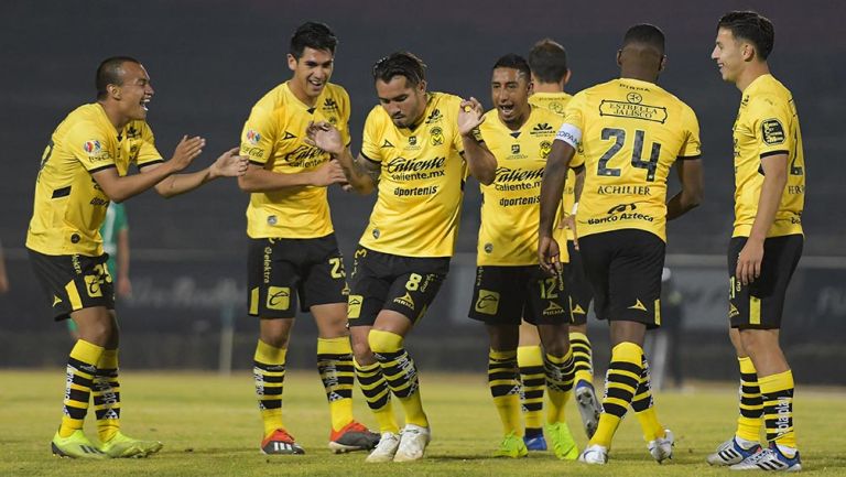 Jugadores de Monarcas celebran un gol en el Chivo Córdoba