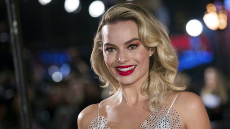 Margot Robbie sonríe durante la premier 'María, reina de Escocia'