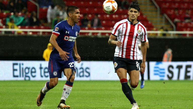 José Madueña y Alan Pulido pelean el esférico en el Estadio Akron 