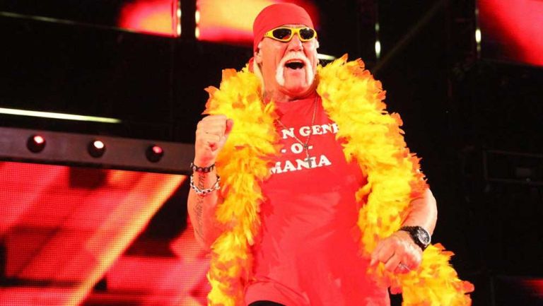 Hulk Hogan hace su entrada a RAW