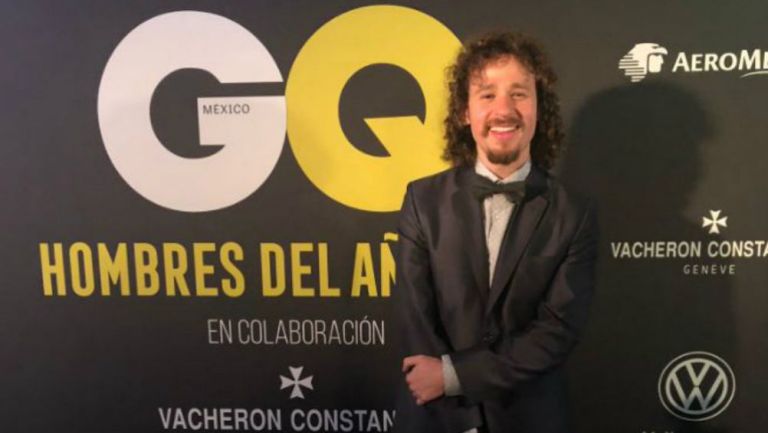 Luisito Comunica en la alfombra roja de los reconocimientos de GQ