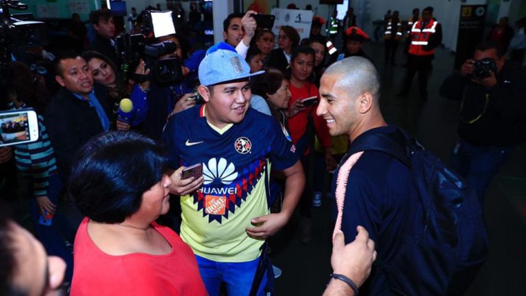 Cecilio convive con aficionados en el aeropuerto