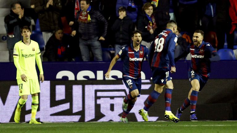 Levante festeja gol de Cabaco ante Barcelona