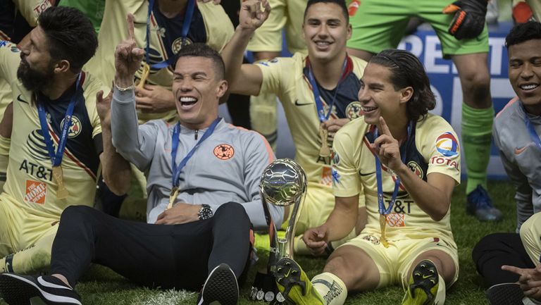 Lainez festeja el título 13 de Liga con sus compañeros de las Águilas