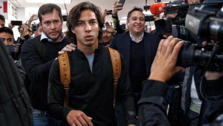 Diego Lainez arriba al aeropuerto de la CDMX