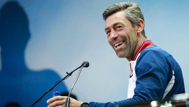 Pedro Caixinha se ríe en conferencia de prensa de Cruz Azul 