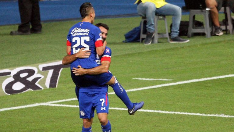 Jugadores de Cruz Azul festejan un gol