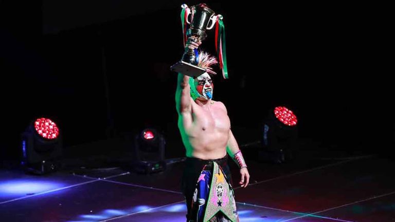 Psycho Clown posa con la Copa Mundial