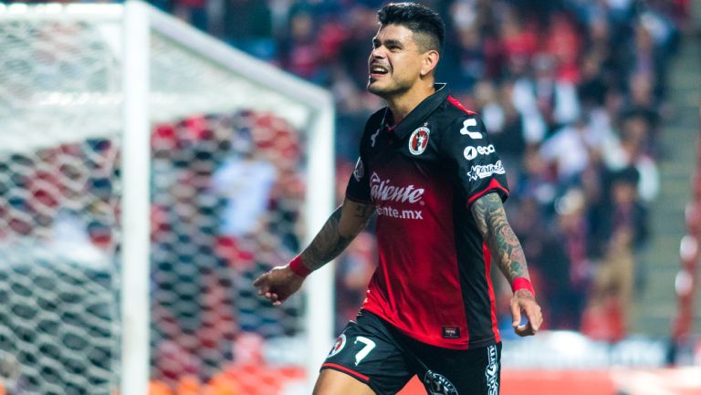 Gustavo Bou celebra una anotación con Xolos en Liga MX