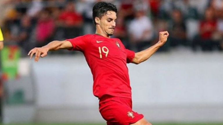 Stephen Eustáquio durante un duelo con Portugal Sub 21