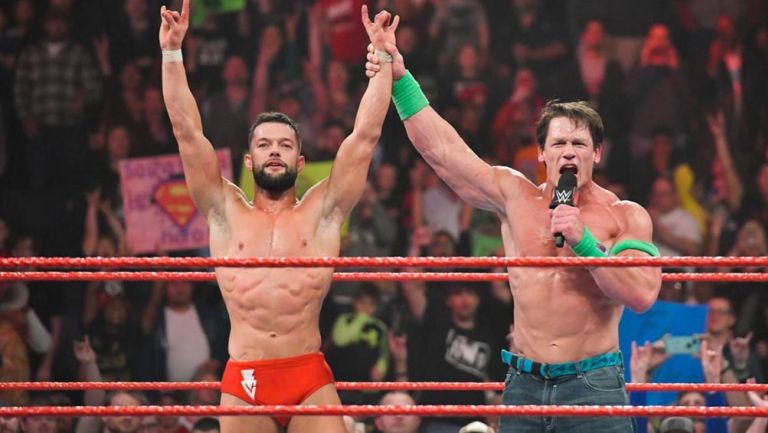 John Cena le levanta el brazo a Finn Bálor
