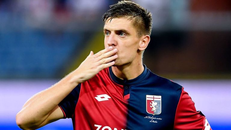 Piatek celebra un gol con el Genoa