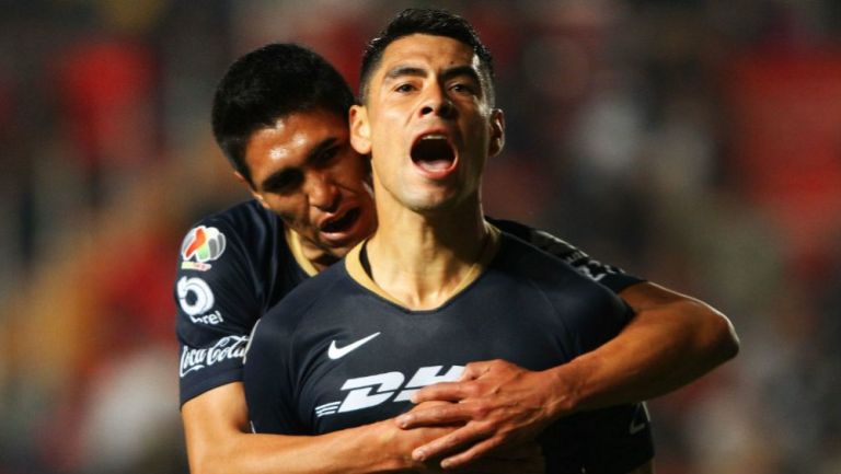 Felipe Mora festeja un gol con Pumas