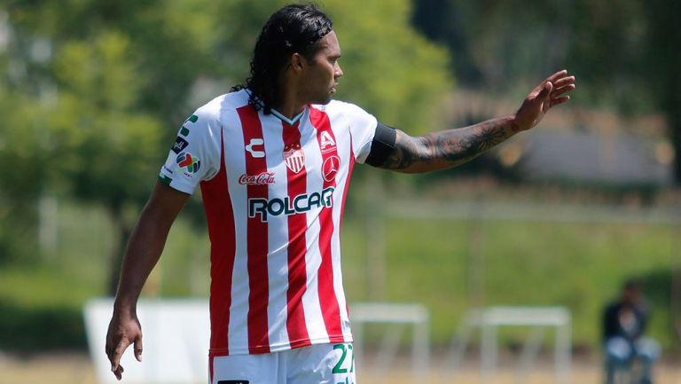 Gullit Peña en un partido con Necaxa