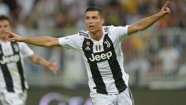 Cristiano Ronaldo festeja gol con el que la Juve ganó Supercopa de Italia