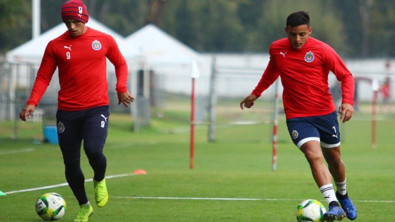 Alan Pulido y Alexis Vega, durante un entrenamiento con Chivas