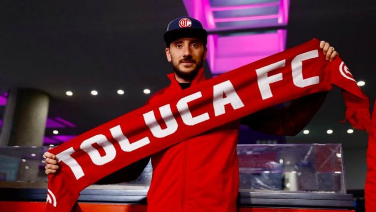 Federico Mancuello posa con una bufanda del Toluca