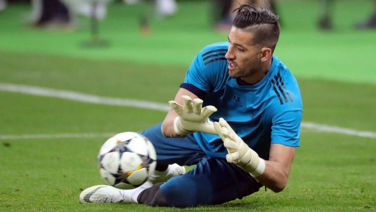 Kiko Casilla durante calentamiento previo a encuentro del Real Madrid 