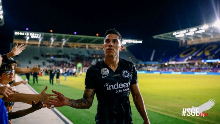 Carlos Salcedo agradece el apoyo de la afición del Eintracht