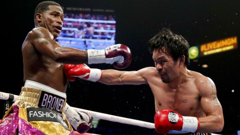 Manny Pacquiao conectándole un golpe a Adrien Broner