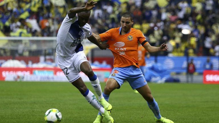 Jorge Sánchez disputando el balón contra el Pachuca 