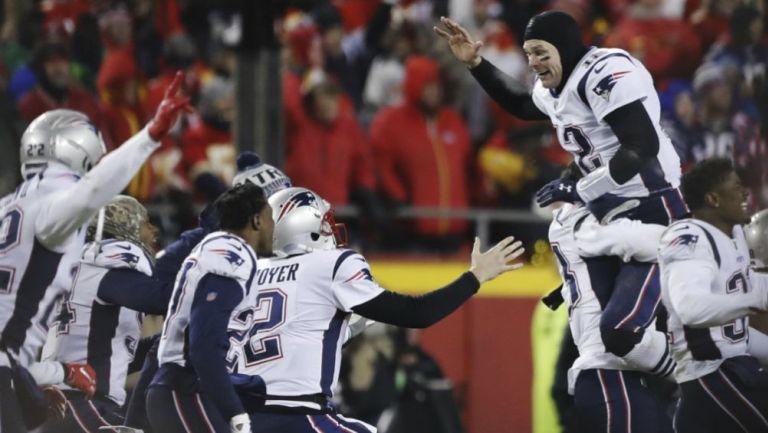 Jugadores de Patriots festejan tras ganar su pase al SB LIII