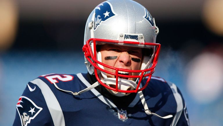 Tom Brady grita durante un partido de Patriots