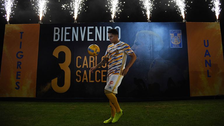 Carlos Salcedo domina el balón en su presentación con Tigres