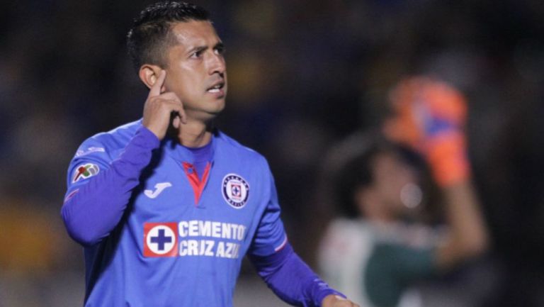 Elías Hernández festeja un gol con Cruz Azul