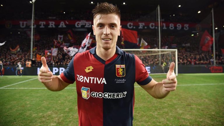 Krzysztof Piatek celebra tras un partido con el Genova