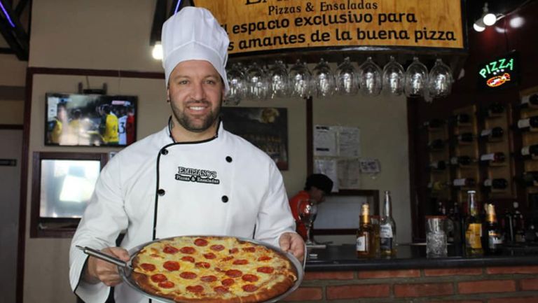 Vicente Matías Vuoso posa con una pizza