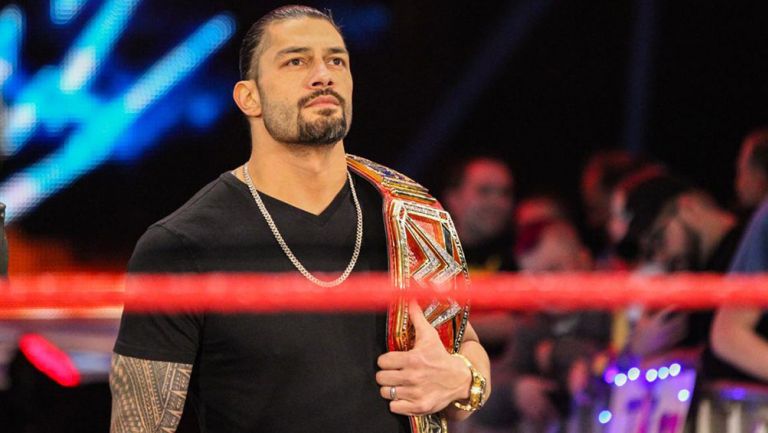 Roman Reigns hace su entrada al ring