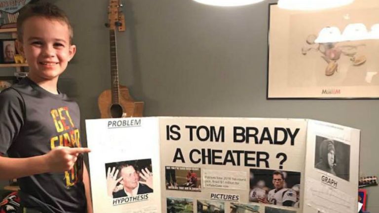 Niño con su demostración de que "Tom Brady es un tramposo"